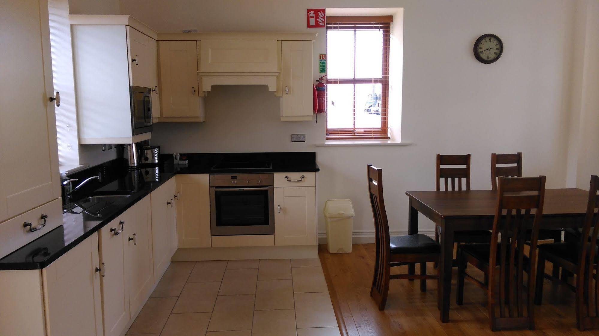 New Forest Estate Lodges Tyrrellspass エクステリア 写真