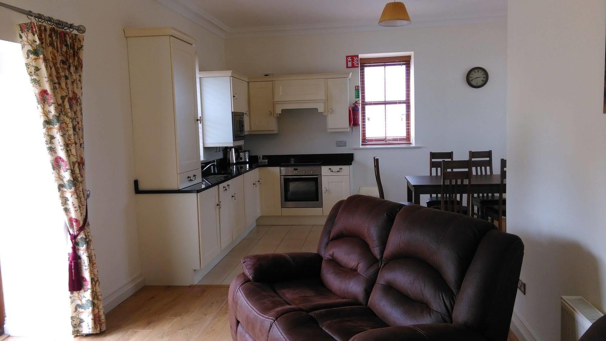 New Forest Estate Lodges Tyrrellspass エクステリア 写真